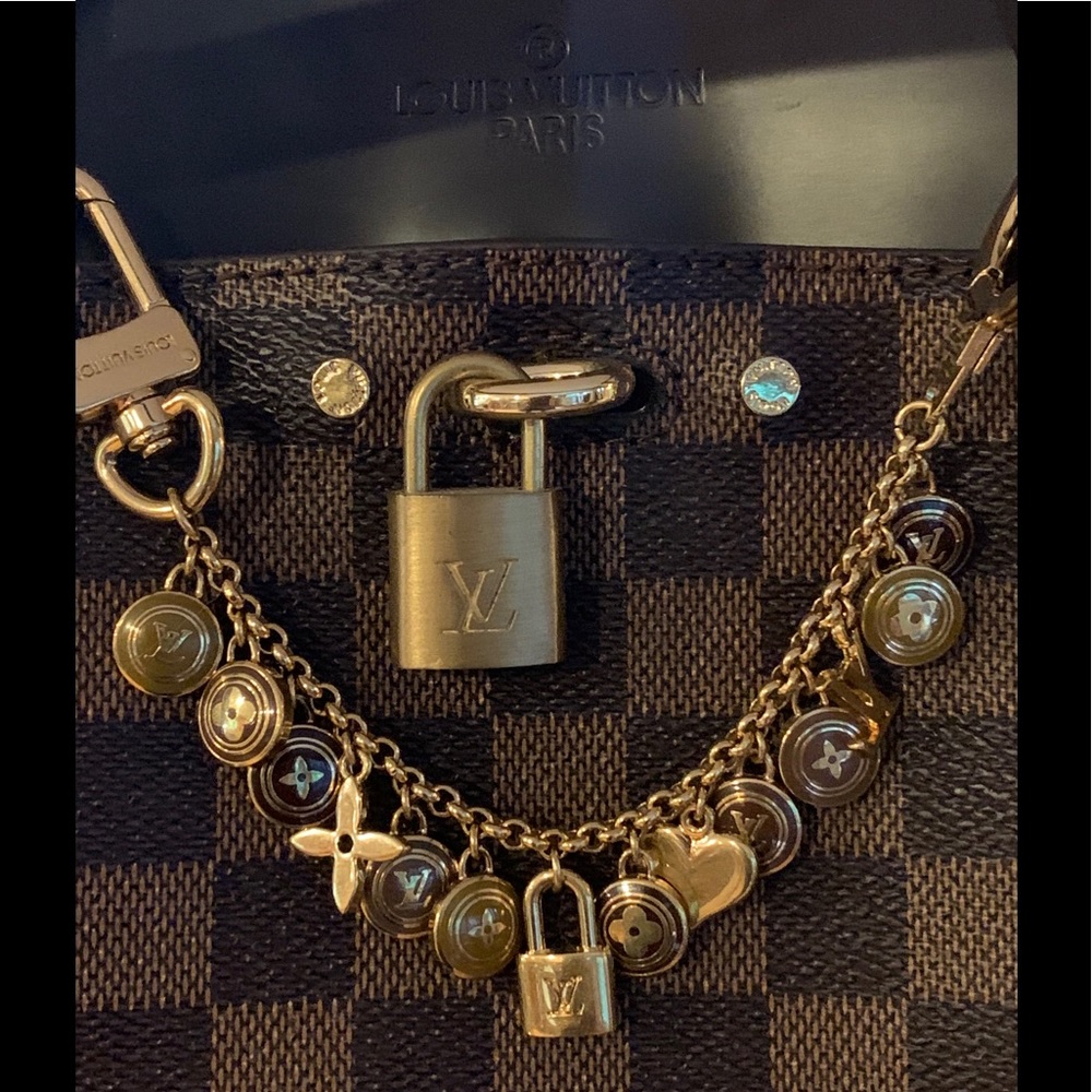 🚫SOLD🚫LV Bag/Hand CHARM JEWELRY MINT-BOX GORGEOUS PIECE From Louis Vuitton😍😍 - Picture 13 of 16